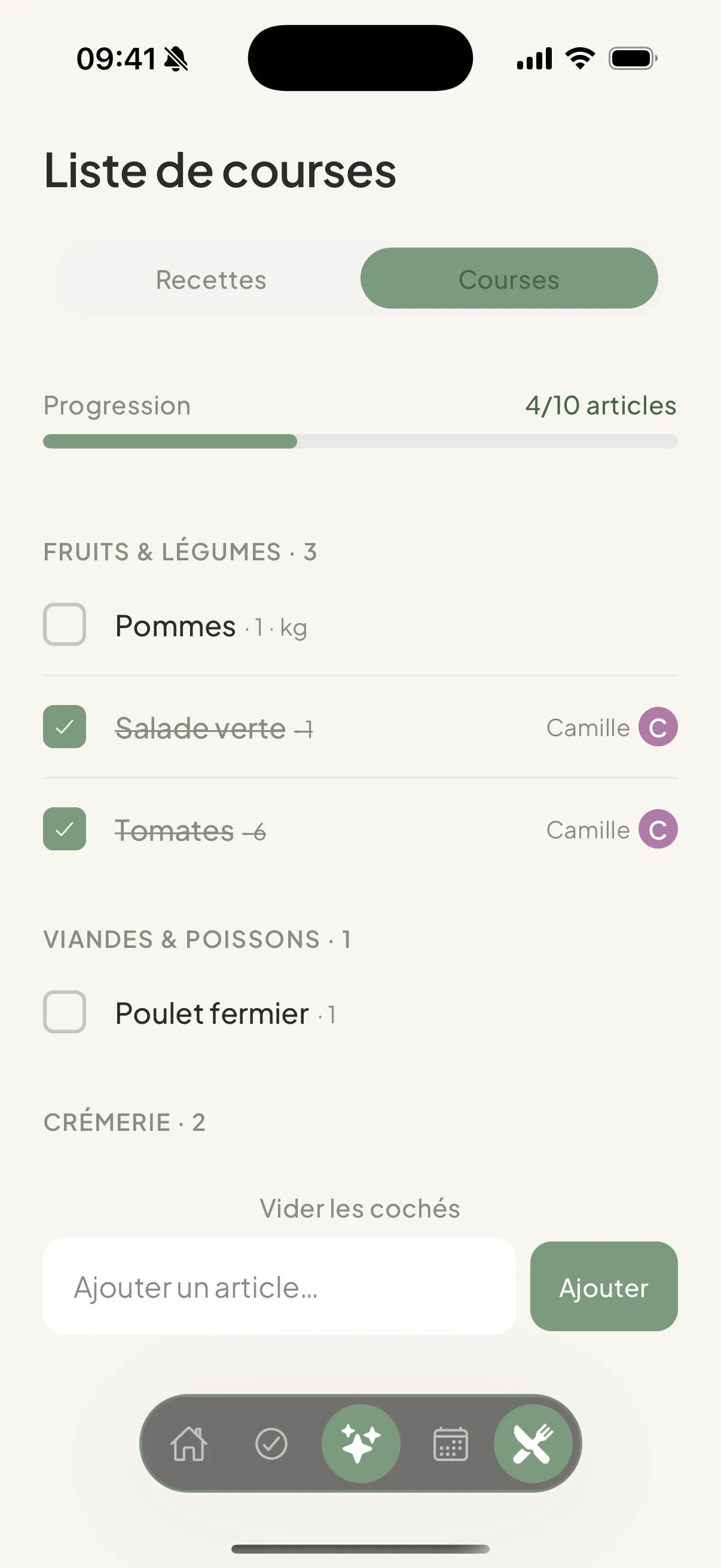 Écran Liste de courses de Noan : 4 articles sur 10, la salade et les tomates cochées par Camille.